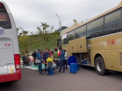 휴게소 주차칸에 상 펴놓고 술판…못 말리는 가을철 등산동호회