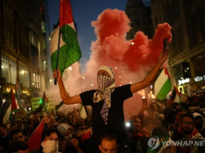 런던서 팔 지지 시위… 팔레스타인 국기 흔들면 불법일 수도 경고