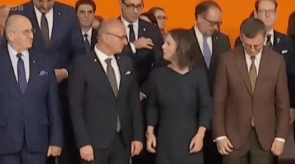 독일 장관에 ‘기습 키스’ 크로아티아 장관…심지어 “뭐가 문제죠?”