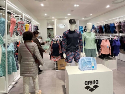 '새벽 1시'부터 줄 서서 산다…겨울인데 수영복 잘나가는 이유