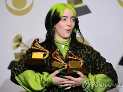 “나 레즈비언인 거 몰랐어요?” 실수로 커밍아웃한 이 가수