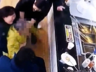 어묵 먹다 파랗게 변한 얼굴…쓰러진 노인 살린 이들의 정체