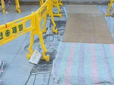 “일본인이 이순신 그림 밟는다” 항의에 보행로 바닥 사흘 만에 교체