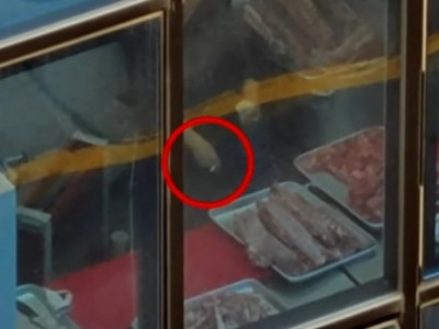 주방서 담배 피우다 쌓아둔 고기 손질…인천 갈빗집, 옆 건물서 다 찍혔다