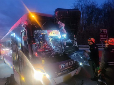 고속버스에 날아든 루프탑텐트, 운전석 뚫었다…11명 중경상