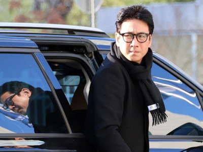 '굳은 얼굴' 이선균, 49일 만에 또 경찰서行…여실장 공갈 사건 진실공방 (엑's 현장)[종합]