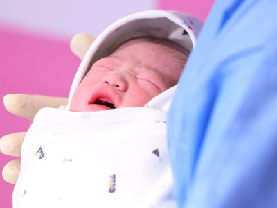 갑진년 새해 알린 첫 아기 '아홍이' 탄생…12년 만에 얻은 아이