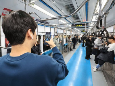 '의자 없는 지하철' 타보니…아이디어 낸 사람 상 줘야 칭찬 절로