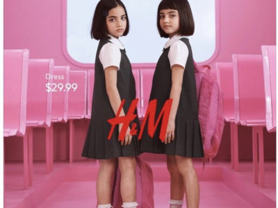 여아에게 ‘교복으로 사로잡아라’? H&M 광고에 “역겹다” 비판